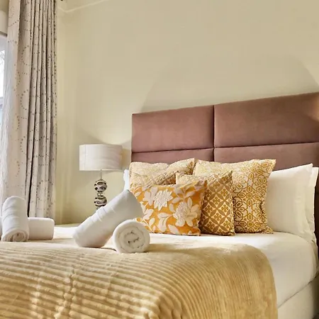 The Gray House Bicas