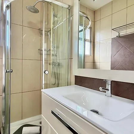 The Gray House * Bicas