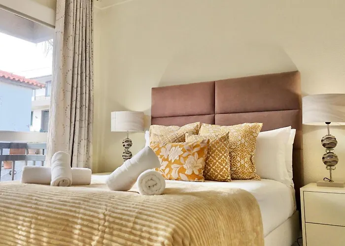 The Gray House Bicas